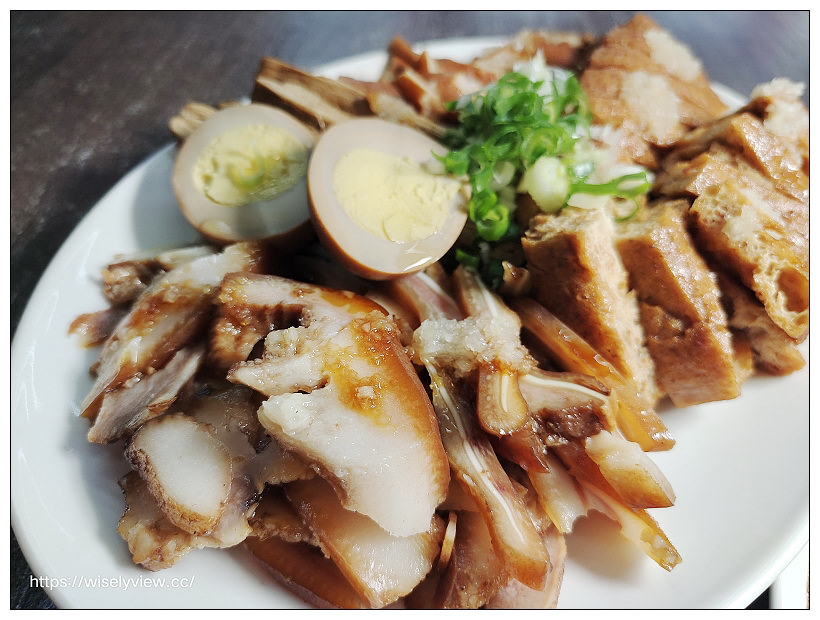 歇業。一間麵店-老士官長川味三寶牛肉麵︱不輸飯店名廚用料十足，特色滷色必點好吃～淡大牛肉麵 x 淡大美食 x 淡江美食 x 淡江大學大忠街牛肉麵