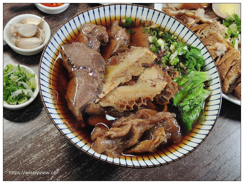 歇業。一間麵店-老士官長川味三寶牛肉麵︱不輸飯店名廚用料十足，特色滷色必點好吃～淡大牛肉麵 x 淡大美食 x 淡江美食 x 淡江大學大忠街牛肉麵