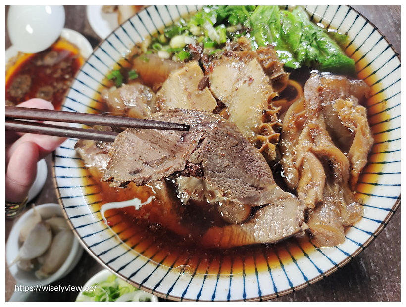 歇業。一間麵店-老士官長川味三寶牛肉麵︱不輸飯店名廚用料十足，特色滷色必點好吃～淡大牛肉麵 x 淡大美食 x 淡江美食 x 淡江大學大忠街牛肉麵