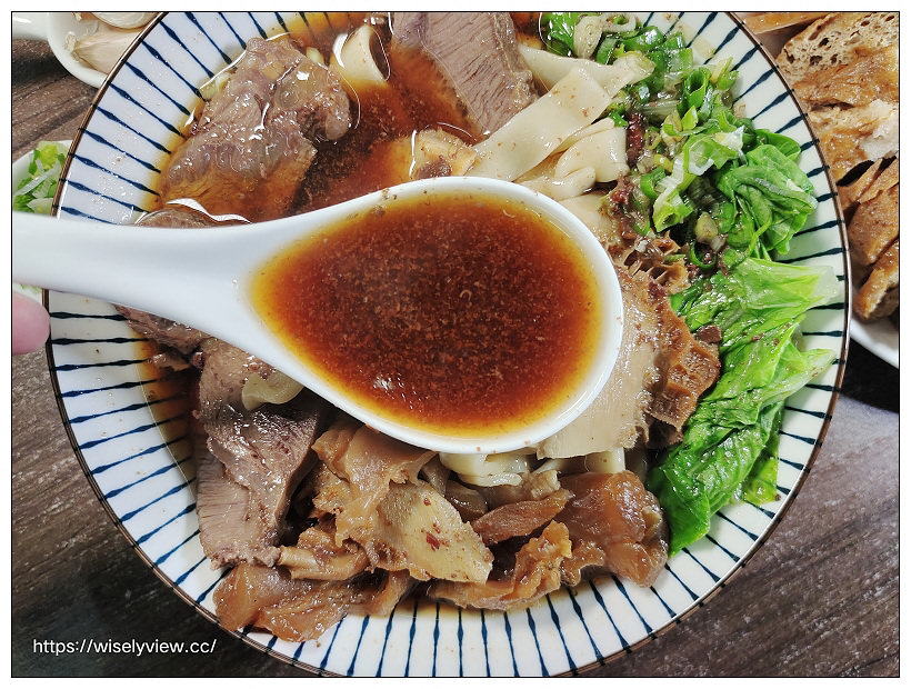 歇業。一間麵店-老士官長川味三寶牛肉麵︱不輸飯店名廚用料十足，特色滷色必點好吃～淡大牛肉麵 x 淡大美食 x 淡江美食 x 淡江大學大忠街牛肉麵