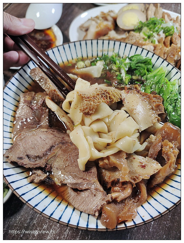 歇業。一間麵店-老士官長川味三寶牛肉麵︱不輸飯店名廚用料十足，特色滷色必點好吃～淡大牛肉麵 x 淡大美食 x 淡江美食 x 淡江大學大忠街牛肉麵