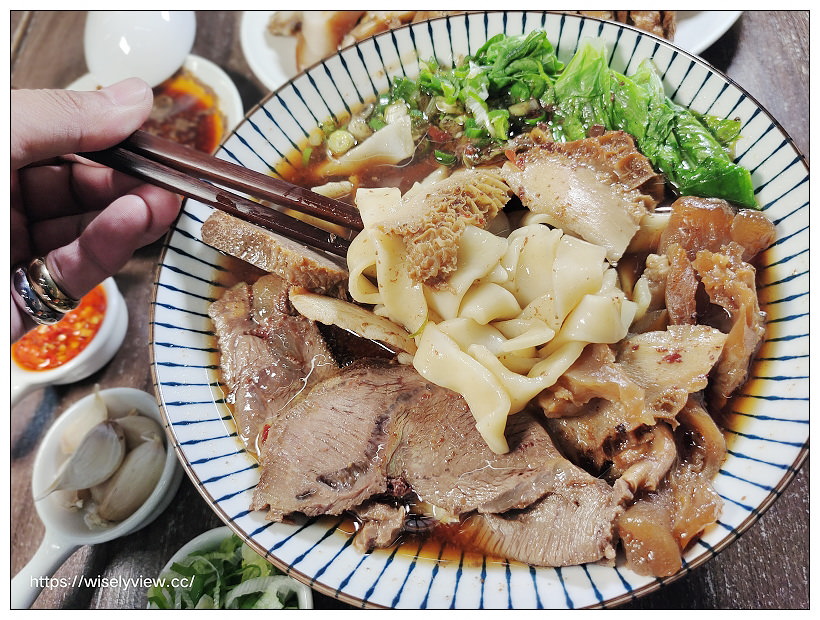 歇業。一間麵店-老士官長川味三寶牛肉麵︱不輸飯店名廚用料十足，特色滷色必點好吃～淡大牛肉麵 x 淡大美食 x 淡江美食 x 淡江大學大忠街牛肉麵