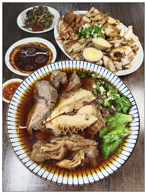 歇業。一間麵店-老士官長川味三寶牛肉麵︱不輸飯店名廚用料十足，特色滷色必點好吃～淡大牛肉麵 x 淡大美食 x 淡江美食 x 淡江大學大忠街牛肉麵
