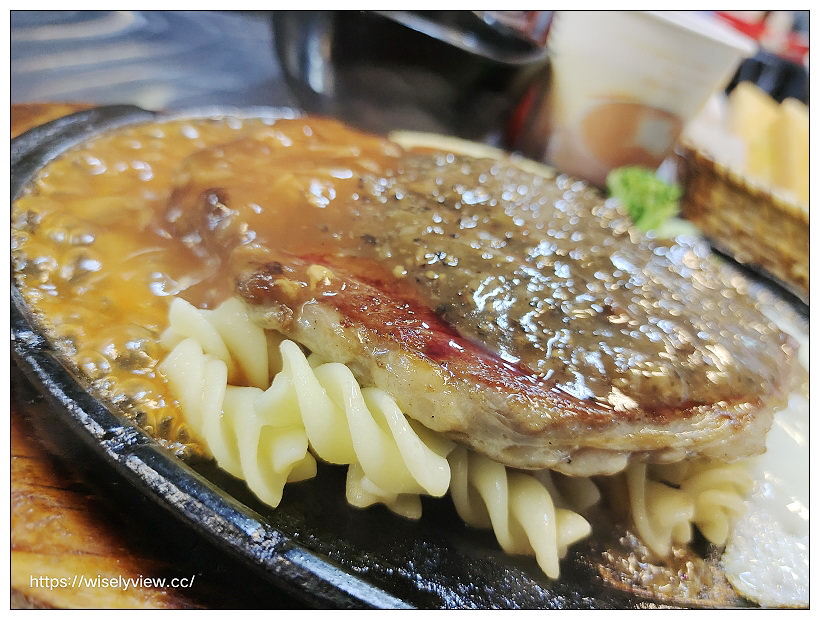 台北北投。石牌自強市場 六分熟牛排︱路邊攤鐵板原肉牛排～捷運石牌站美食 x 石牌美食 x 北投美食