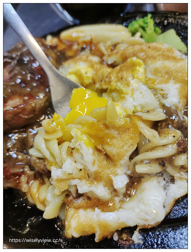 台北北投。石牌自強市場 六分熟牛排︱路邊攤鐵板原肉牛排～捷運石牌站美食 x 石牌美食 x 北投美食