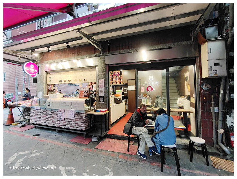 台北萬華。三六食粑(原36圓仔店)︱龍山寺旁傳統甜湯粿店，推薦招牌綜合甜湯、紫米桂圓粥和燒麻糬～捷運龍山寺站美食 x 萬華美食 x 艋舺夜市美食