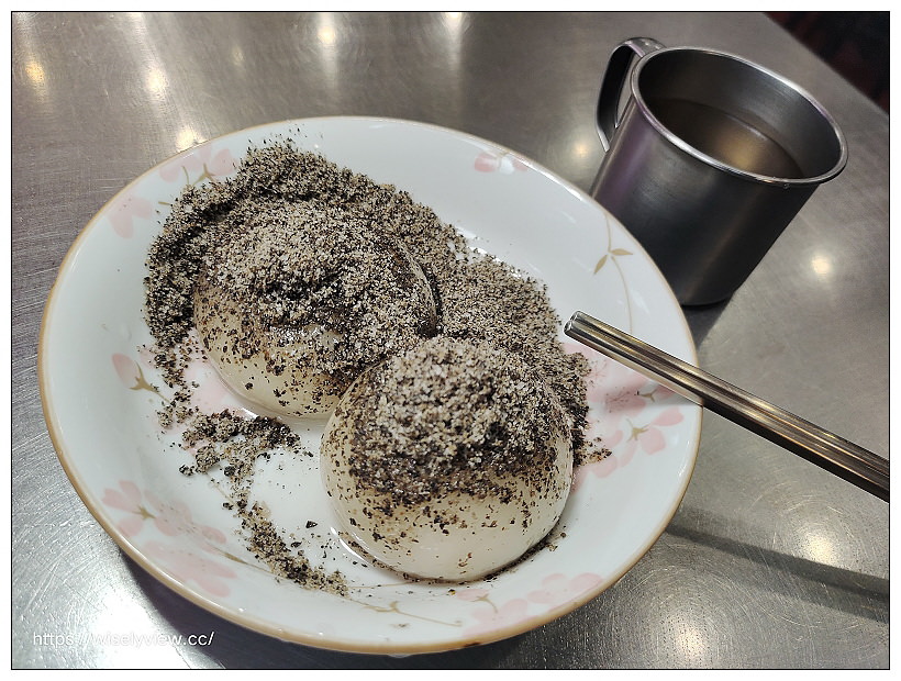 台北萬華。三六食粑(原36圓仔店)︱龍山寺旁傳統甜湯粿店，推薦招牌綜合甜湯、紫米桂圓粥和燒麻糬～捷運龍山寺站美食 x 萬華美食 x 艋舺夜市美食