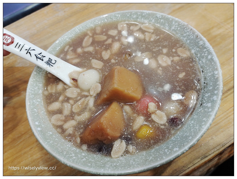 台北萬華。三六食粑(原36圓仔店)︱龍山寺旁傳統甜湯粿店，推薦招牌綜合甜湯、紫米桂圓粥和燒麻糬～捷運龍山寺站美食 x 萬華美食 x 艋舺夜市美食