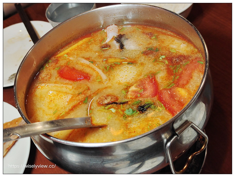 台北中正。泰味鮮泰式主題餐廳︱台大公館泰國熱炒餐廳，環境舒適菜色多，推薦椒麻雞和月亮蝦餅～捷運公館站美食 x 台大公館美食 x 自來水博物館美食