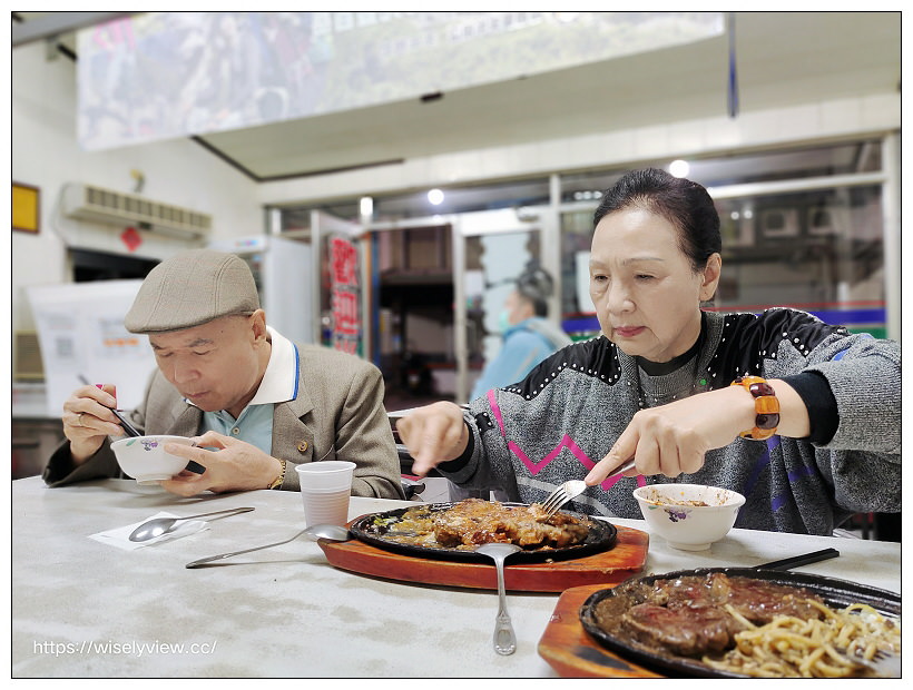 宜蘭礁溪。哥爸妻夫牛排館︱在地30年好停車,平價排餐、牛肉麵與炒飯~礁溪牛排 x 龍潭湖美食 宜蘭礁溪。哥爸妻夫牛排館︱在地30年好停車,平價排餐、牛肉麵與炒飯~礁溪牛排 x 龍潭湖美食