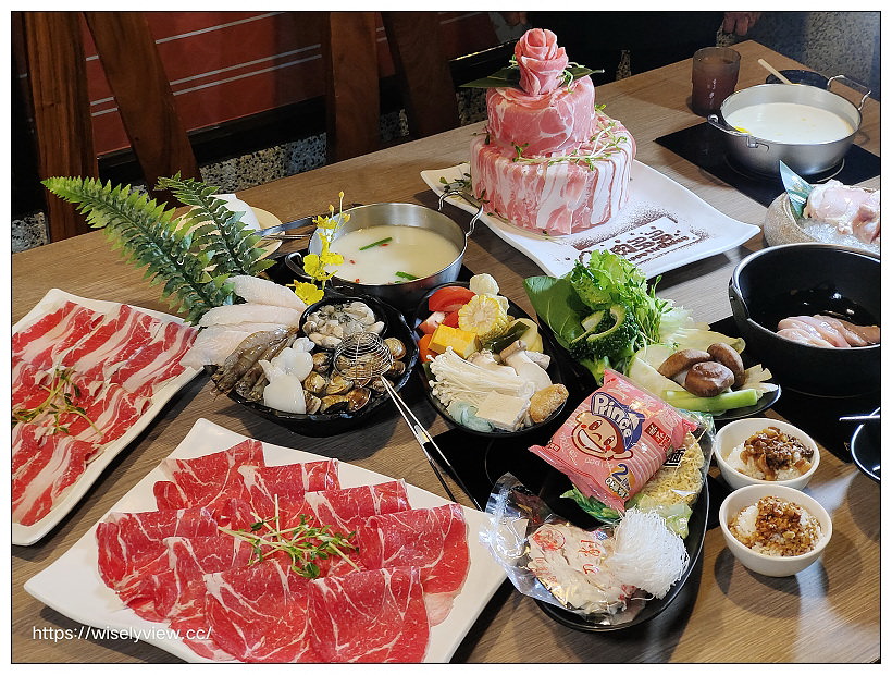 肉多多火鍋。宜蘭復興店︱自助蔬食吧吃到飽、浮誇肉蛋糕、海の幸、大盤肉與優質湯頭；全台最大火鍋集團「肉多多火鍋」，最狂排隊名店，來宜蘭開了！