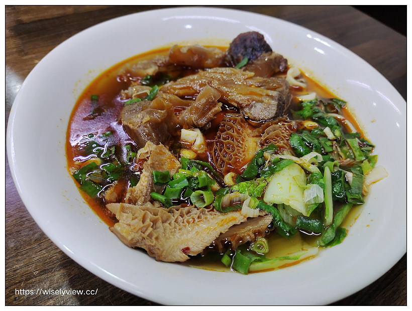 台北南港。昆陽牛肉麵︱招牌紅燒牛肉麵（半筋半肉加牛肚）微辣更好吃～捷運昆陽站美食 x 南港美食 x 臺北牛肉麵節 x 臺版米其林五星級店家