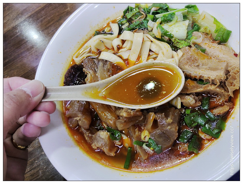 台北南港。昆陽牛肉麵︱招牌紅燒牛肉麵（半筋半肉加牛肚）微辣更好吃～捷運昆陽站美食 x 南港美食 x 臺北牛肉麵節 x 臺版米其林五星級店家