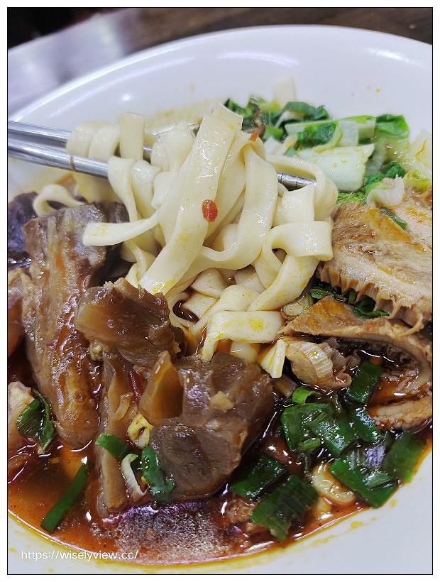 台北南港。昆陽牛肉麵︱招牌紅燒牛肉麵（半筋半肉加牛肚）微辣更好吃～捷運昆陽站美食 x 南港美食 x 臺北牛肉麵節 x 臺版米其林五星級店家