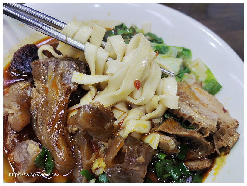 台北南港。昆陽牛肉麵︱招牌紅燒牛肉麵（半筋半肉加牛肚）微辣更好吃～捷運昆陽站美食 x 南港美食 x 臺北牛肉麵節 x 臺版米其林五星級店家
