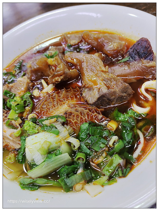 台北南港。昆陽牛肉麵︱招牌紅燒牛肉麵（半筋半肉加牛肚）微辣更好吃～捷運昆陽站美食 x 南港美食 x 臺北牛肉麵節 x 臺版米其林五星級店家