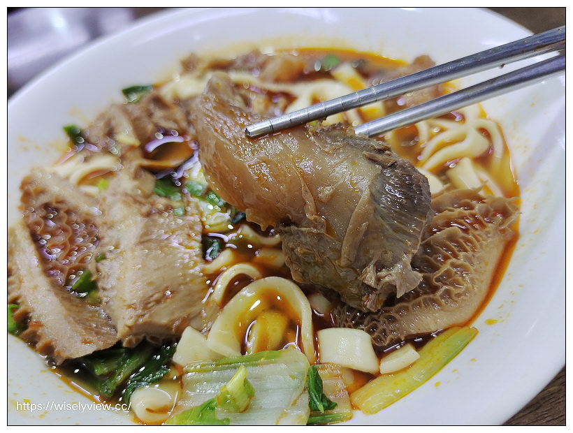 台北南港。昆陽牛肉麵︱招牌紅燒牛肉麵（半筋半肉加牛肚）微辣更好吃～捷運昆陽站美食 x 南港美食 x 臺北牛肉麵節 x 臺版米其林五星級店家
