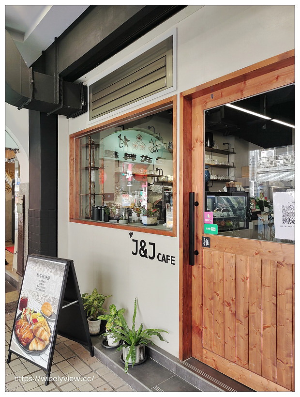 台北中正。J&J CAFE︱咖啡早午餐，肉桂捲好吃～捷運西門站美食 x 衡陽路美食 x 重慶南路美食 x 228公園美食 x 總統府美食 x 西門町美食 x 中山堂美食