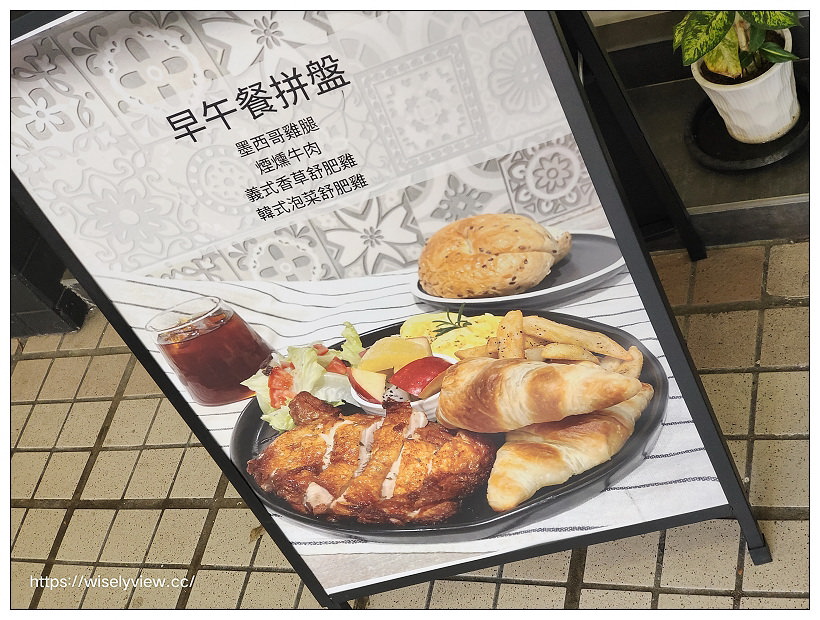 台北中正。J&J CAFE︱咖啡早午餐，肉桂捲好吃～捷運西門站美食 x 衡陽路美食 x 重慶南路美食 x 228公園美食 x 總統府美食 x 西門町美食 x 中山堂美食