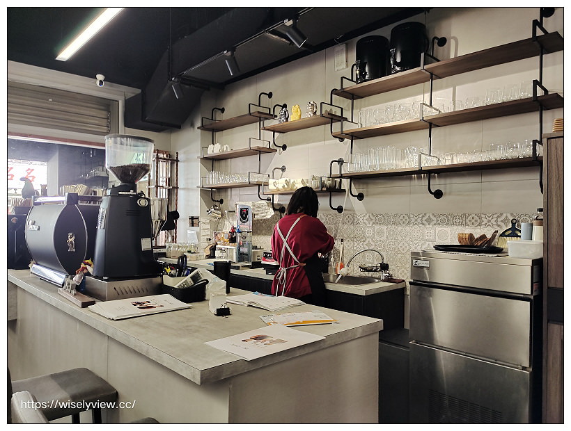 台北中正。J&J CAFE︱咖啡早午餐，肉桂捲好吃～捷運西門站美食 x 衡陽路美食 x 重慶南路美食 x 228公園美食 x 總統府美食 x 西門町美食 x 中山堂美食