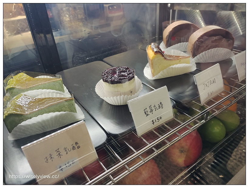 台北中正。J&J CAFE︱咖啡早午餐，肉桂捲好吃～捷運西門站美食 x 衡陽路美食 x 重慶南路美食 x 228公園美食 x 總統府美食 x 西門町美食 x 中山堂美食