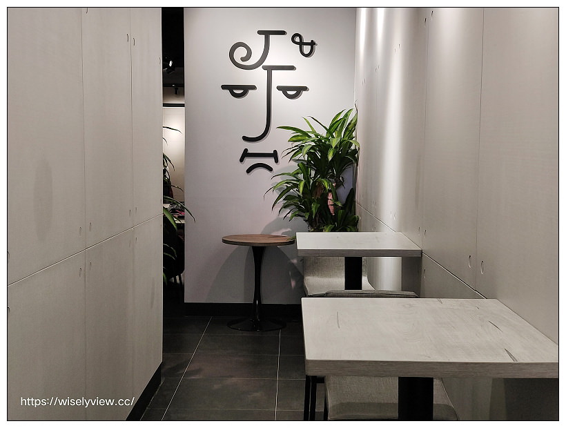 台北中正。J&J CAFE︱咖啡早午餐，肉桂捲好吃～捷運西門站美食 x 衡陽路美食 x 重慶南路美食 x 228公園美食 x 總統府美食 x 西門町美食 x 中山堂美食