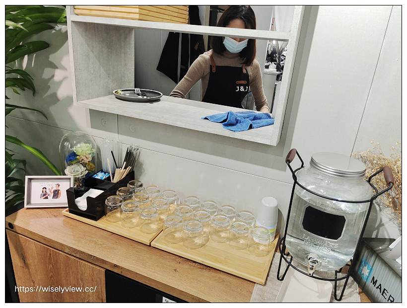 台北中正。J&J CAFE︱咖啡早午餐，肉桂捲好吃～捷運西門站美食 x 衡陽路美食 x 重慶南路美食 x 228公園美食 x 總統府美食 x 西門町美食 x 中山堂美食