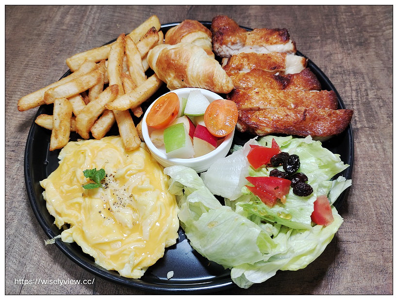 台北中正。J&J CAFE︱咖啡早午餐，肉桂捲好吃～捷運西門站美食 x 衡陽路美食 x 重慶南路美食 x 228公園美食 x 總統府美食 x 西門町美食 x 中山堂美食