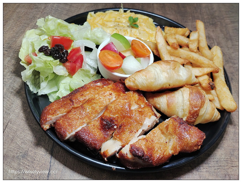 台北中正。J&J CAFE︱咖啡早午餐，肉桂捲好吃～捷運西門站美食 x 衡陽路美食 x 重慶南路美食 x 228公園美食 x 總統府美食 x 西門町美食 x 中山堂美食