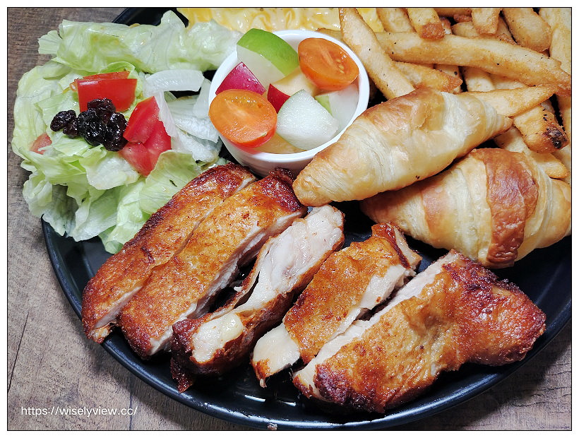 台北中正。J&J CAFE︱咖啡早午餐，肉桂捲好吃～捷運西門站美食 x 衡陽路美食 x 重慶南路美食 x 228公園美食 x 總統府美食 x 西門町美食 x 中山堂美食