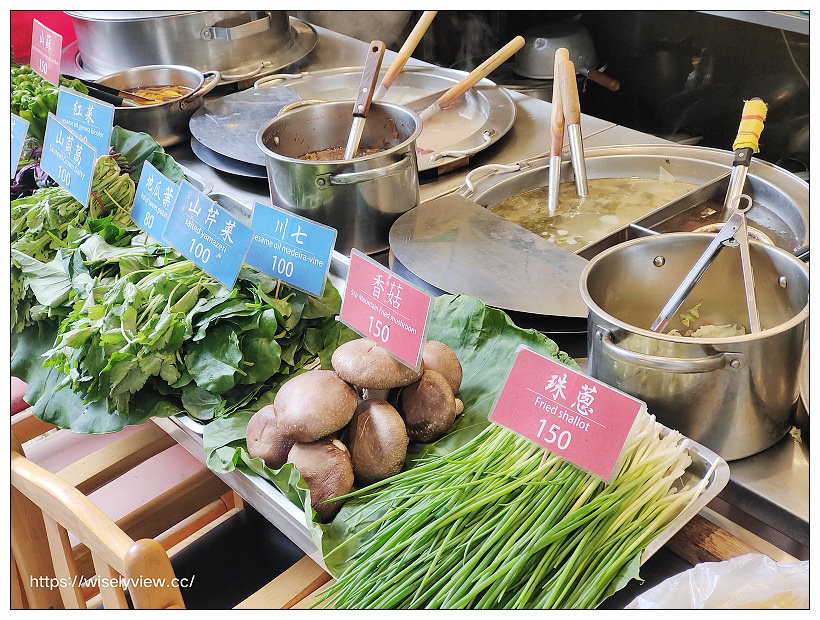 烏來老街美食。山地美食屋︱百元價格服務親切山產野菜種類多,必嚐魚蝦雙拼、珠蔥煎蛋與馬告雞湯 烏來老街美食。山地美食屋︱百元價格服務親切山產野菜種類多,必嚐魚蝦雙拼、珠蔥煎蛋與馬告雞湯