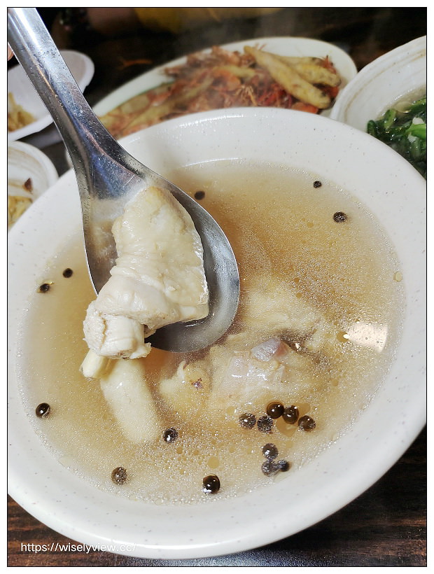 烏來老街美食。山地美食屋︱百元價格服務親切山產野菜種類多,必嚐魚蝦雙拼、珠蔥煎蛋與馬告雞湯 烏來老街美食。山地美食屋︱百元價格服務親切山產野菜種類多,必嚐魚蝦雙拼、珠蔥煎蛋與馬告雞湯