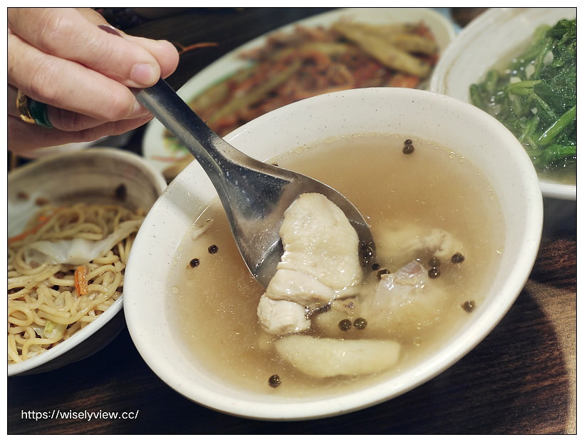 烏來老街美食。山地美食屋︱百元價格服務親切山產野菜種類多,必嚐魚蝦雙拼、珠蔥煎蛋與馬告雞湯 烏來老街美食。山地美食屋︱百元價格服務親切山產野菜種類多,必嚐魚蝦雙拼、珠蔥煎蛋與馬告雞湯