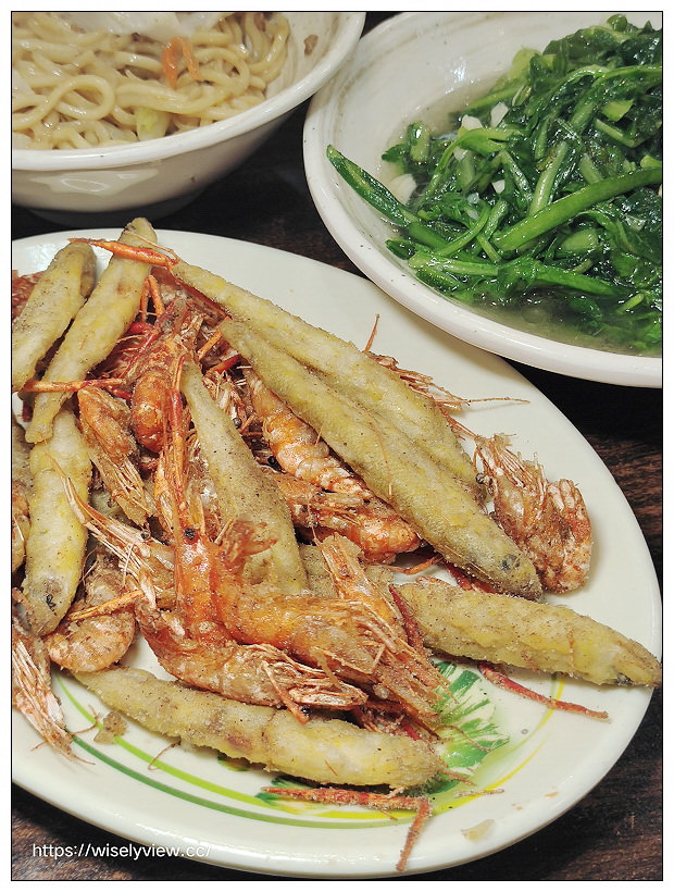 烏來老街美食。山地美食屋︱百元價格服務親切山產野菜種類多,必嚐魚蝦雙拼、珠蔥煎蛋與馬告雞湯 烏來老街美食。山地美食屋︱百元價格服務親切山產野菜種類多,必嚐魚蝦雙拼、珠蔥煎蛋與馬告雞湯