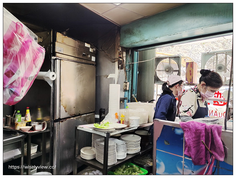 新北新店。越式美食館（阿芳越南小吃店）︱魚露雞翅、紅燒牛肉河粉與便當炒飯～烏來美食 x 屈尺美食 x 廣興濕地美食 x 新店美食，兼營船釣海鷹88號