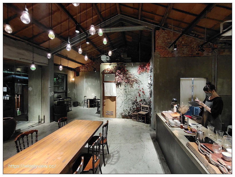 台中北區。飲周公+eat bao lab︱文青特色改裝空間風格，咖啡宵夜輕食有店貓，相鄰一中商圈與中友百貨