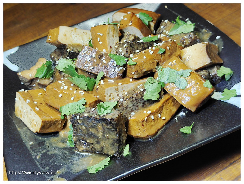 台中北區。飲周公+eat bao lab︱文青特色改裝空間風格，咖啡宵夜輕食有店貓，相鄰一中商圈與中友百貨