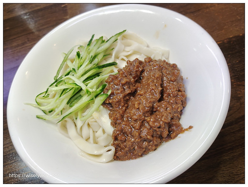 台北南港。昆陽牛肉麵︱招牌紅燒牛肉麵（半筋半肉加牛肚）微辣更好吃～捷運昆陽站美食 x 南港美食 x 臺北牛肉麵節 x 臺版米其林五星級店家