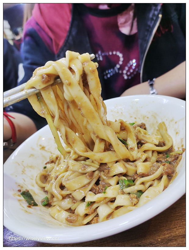 台北南港。昆陽牛肉麵︱招牌紅燒牛肉麵（半筋半肉加牛肚）微辣更好吃～捷運昆陽站美食 x 南港美食 x 臺北牛肉麵節 x 臺版米其林五星級店家