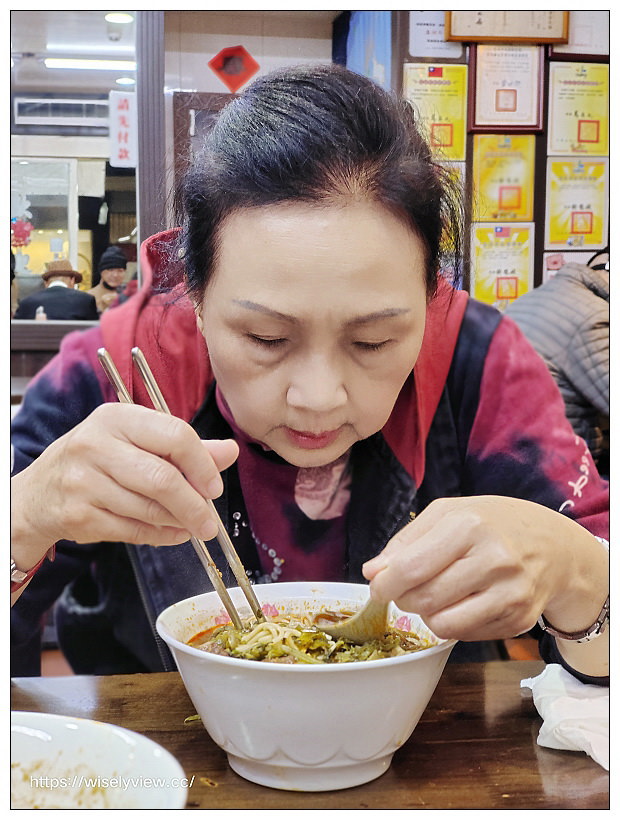 台北南港。昆陽牛肉麵︱招牌紅燒牛肉麵（半筋半肉加牛肚）微辣更好吃～捷運昆陽站美食 x 南港美食 x 臺北牛肉麵節 x 臺版米其林五星級店家