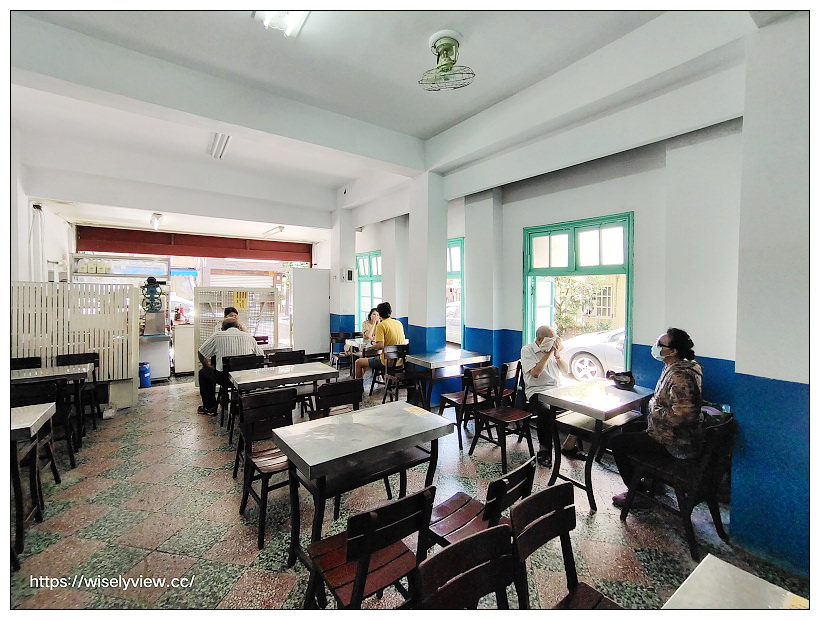 宜蘭頭城。小涼園冰果室︱在地超過一甲子的剉冰店，必嚐八寶冰與紅豆牛奶冰～頭城美食 x 宜蘭美食