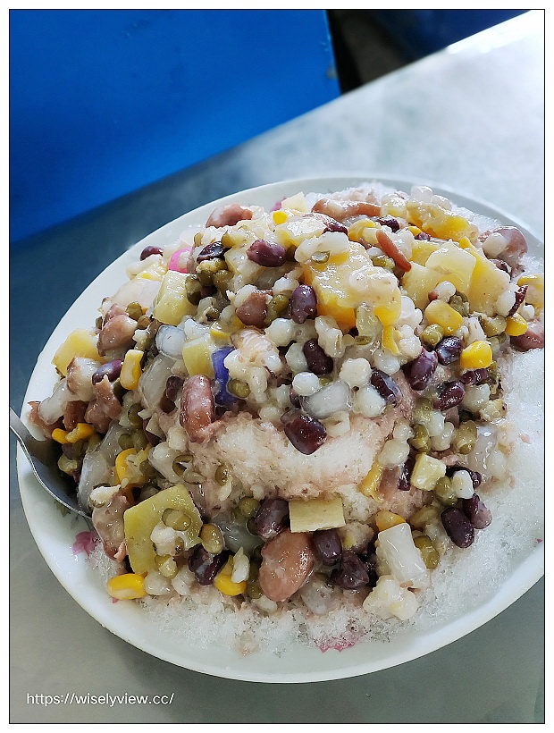 宜蘭頭城。小涼園冰果室︱在地超過一甲子的剉冰店，必嚐八寶冰與紅豆牛奶冰～頭城美食 x 宜蘭美食