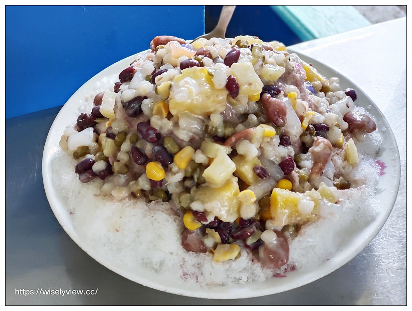 宜蘭頭城。小涼園冰果室︱在地超過一甲子的剉冰店，必嚐八寶冰與紅豆牛奶冰～頭城美食 x 宜蘭美食