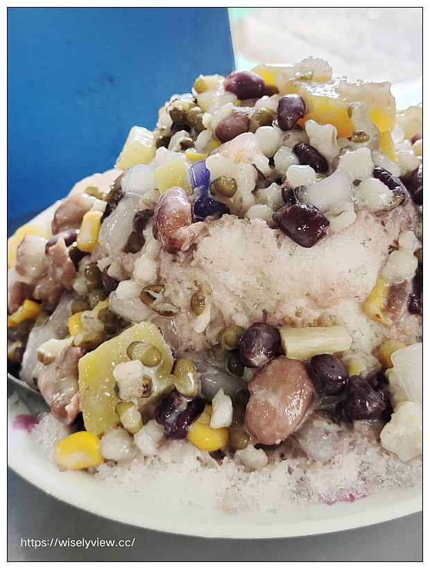 宜蘭頭城。小涼園冰果室︱在地超過一甲子的剉冰店，必嚐八寶冰與紅豆牛奶冰～頭城美食 x 宜蘭美食