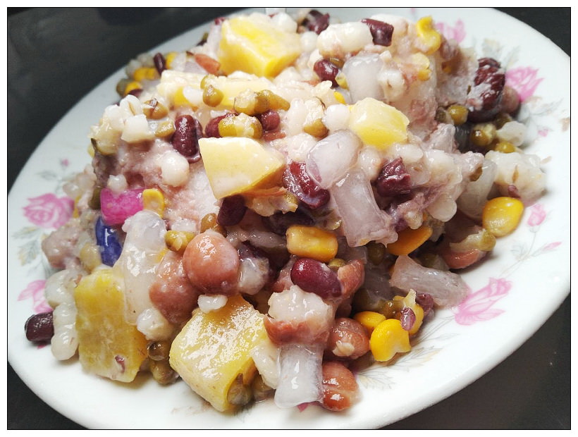 宜蘭頭城。小涼園冰果室︱在地超過一甲子的剉冰店，必嚐八寶冰與紅豆牛奶冰～頭城美食 x 宜蘭美食