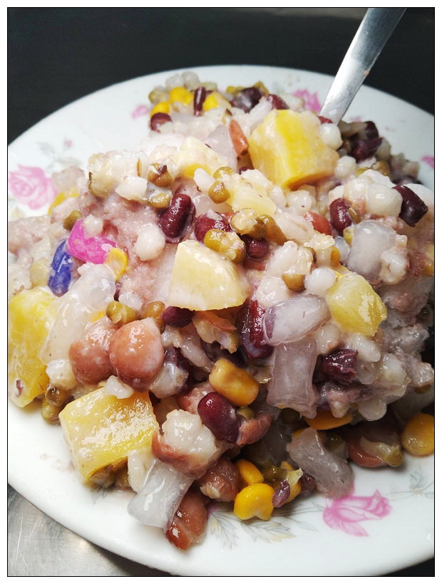 宜蘭頭城。小涼園冰果室︱在地超過一甲子的剉冰店，必嚐八寶冰與紅豆牛奶冰～頭城美食 x 宜蘭美食