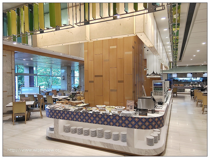 台北六福萬怡酒店。敘日 全日餐廳-東南亞美食節（自助餐吃到飽）︱假日限定超值好料，以及視覺系泰式火山排骨，多國佳餚聚一堂～捷運南港站美食