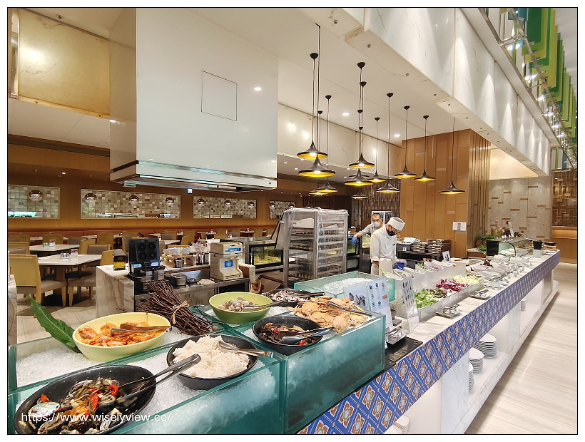 台北六福萬怡酒店。敘日 全日餐廳-東南亞美食節（自助餐吃到飽）︱假日限定超值好料，以及視覺系泰式火山排骨，多國佳餚聚一堂～捷運南港站美食