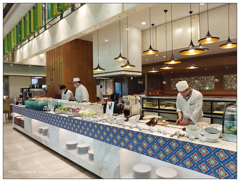 台北六福萬怡酒店。敘日 全日餐廳-東南亞美食節（自助餐吃到飽）︱假日限定超值好料，以及視覺系泰式火山排骨，多國佳餚聚一堂～捷運南港站美食