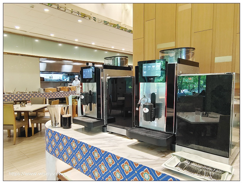 台北六福萬怡酒店。敘日 全日餐廳-東南亞美食節（自助餐吃到飽）︱假日限定超值好料，以及視覺系泰式火山排骨，多國佳餚聚一堂～捷運南港站美食